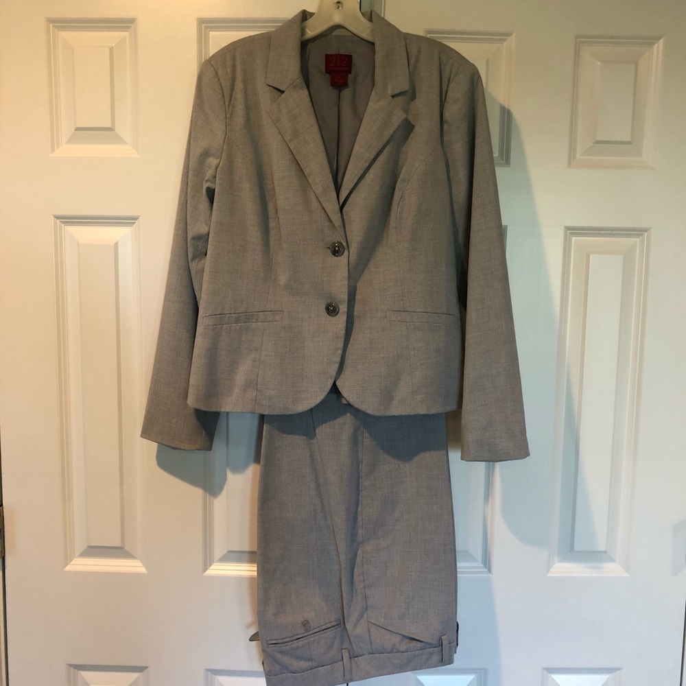 Beautiful Gray/Lined 2pc Suit